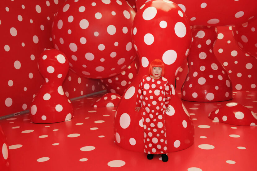 Kusama har, i likhet med Jeff Koons og Bjarne Melgaard, gjort kunsten og kunstnerrollen så umiddelbart gjenkjennelige at begge deler risikerer å stivne til memer. (Foto: Presse.)