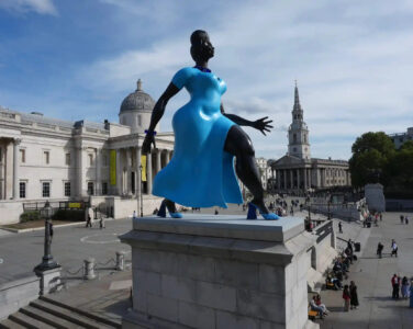Lady in Blue Trafalgar Square London Storbritannia England statue Self kritikk bråk krangel Peder Lund Fornebu Norge