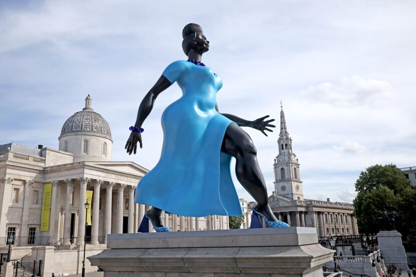 Lady in Blue Trafalgar Square London Storbritannia England statue Self kritikk bråk krangel