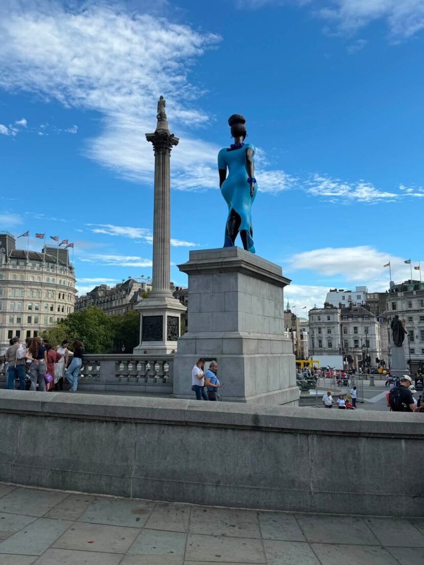 Lady in Blue sammen med Lord Nelson på Trafalgar Square i London Storbritannia