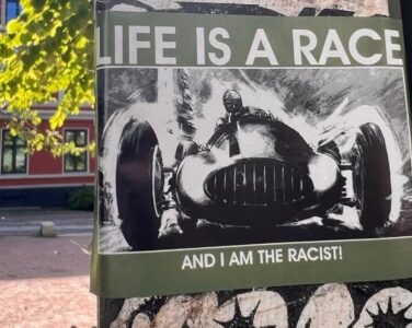 Gamlebyen beboerforening Life is a race and I am the racist klistremerke poster plakat hengt opp Oslo Antifascistisk antirasistisk byvandring høyaktuell Sofia Rana Antirasistisk senter
