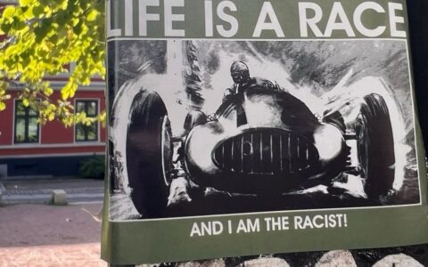 Gamlebyen beboerforening Life is a race and I am the racist klistremerke poster plakat hengt opp Oslo Antifascistisk antirasistisk byvandring høyaktuell Sofia Rana Antirasistisk senter