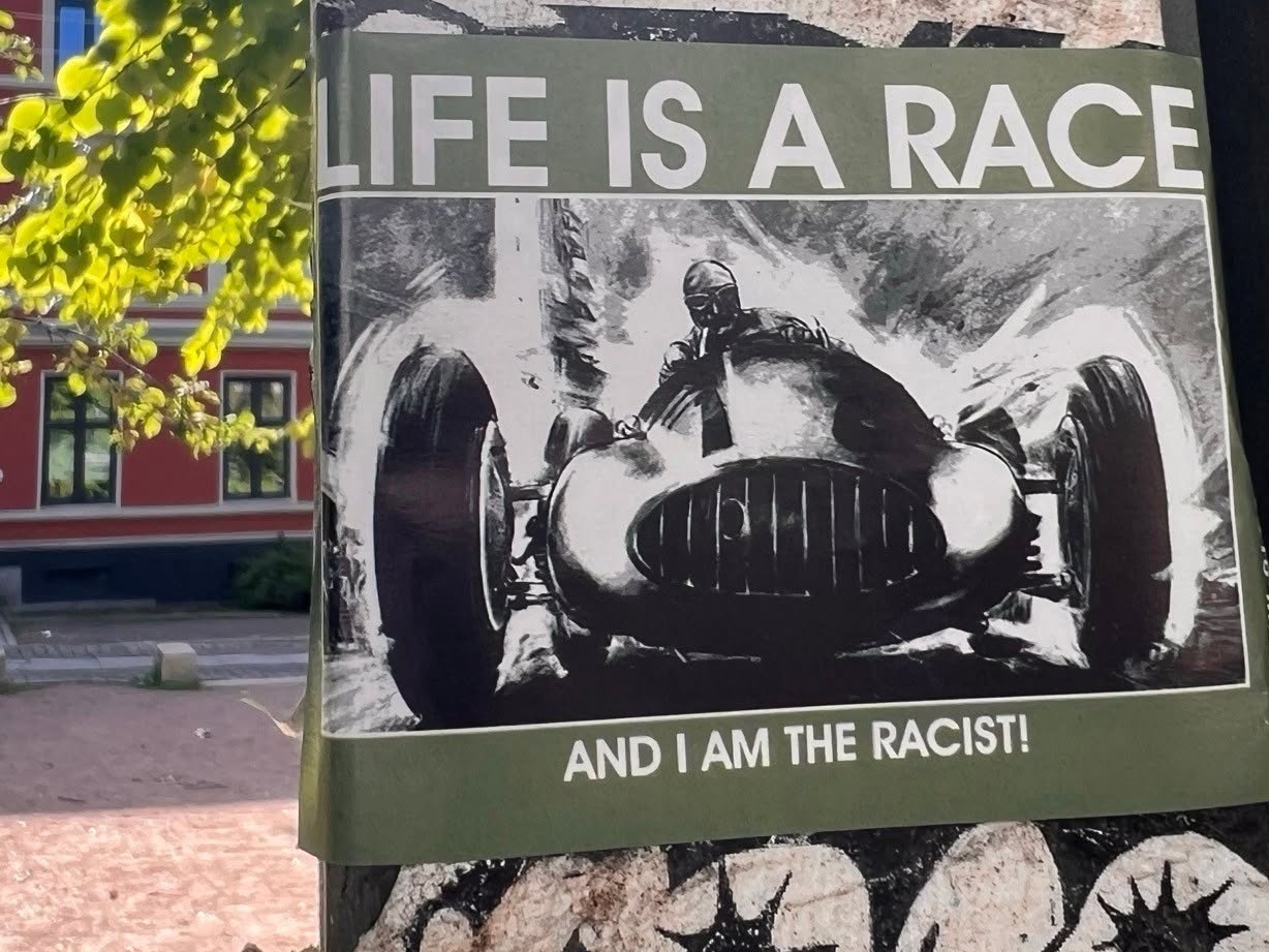 Gamlebyen beboerforening Life is a race and I am the racist klistremerke poster plakat hengt opp Oslo Antifascistisk antirasistisk byvandring høyaktuell Sofia Rana Antirasistisk senter
