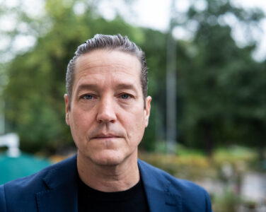 Lars Petter Hagen fra festspillene i Bergen, under kritikerprisene for teater, musikk og dans 2023/2024 på Litteraturhuset i Oslo mandag. (Foto: Thomas Fure / NTB.)