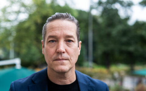 Lars Petter Hagen fra festspillene i Bergen, under kritikerprisene for teater, musikk og dans 2023/2024 på Litteraturhuset i Oslo mandag. (Foto: Thomas Fure / NTB.)
