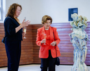 Oslo 20250527. Dronning Sonja sammen med kunstner Irene Nordli på åpningen av andre del av utstillingen «Ved Kongens bord - fra bordstell til samtidskeramikk» i Dronning Sonja Kunststall. (Foto: Stian Lysberg Solum/NTB.)
