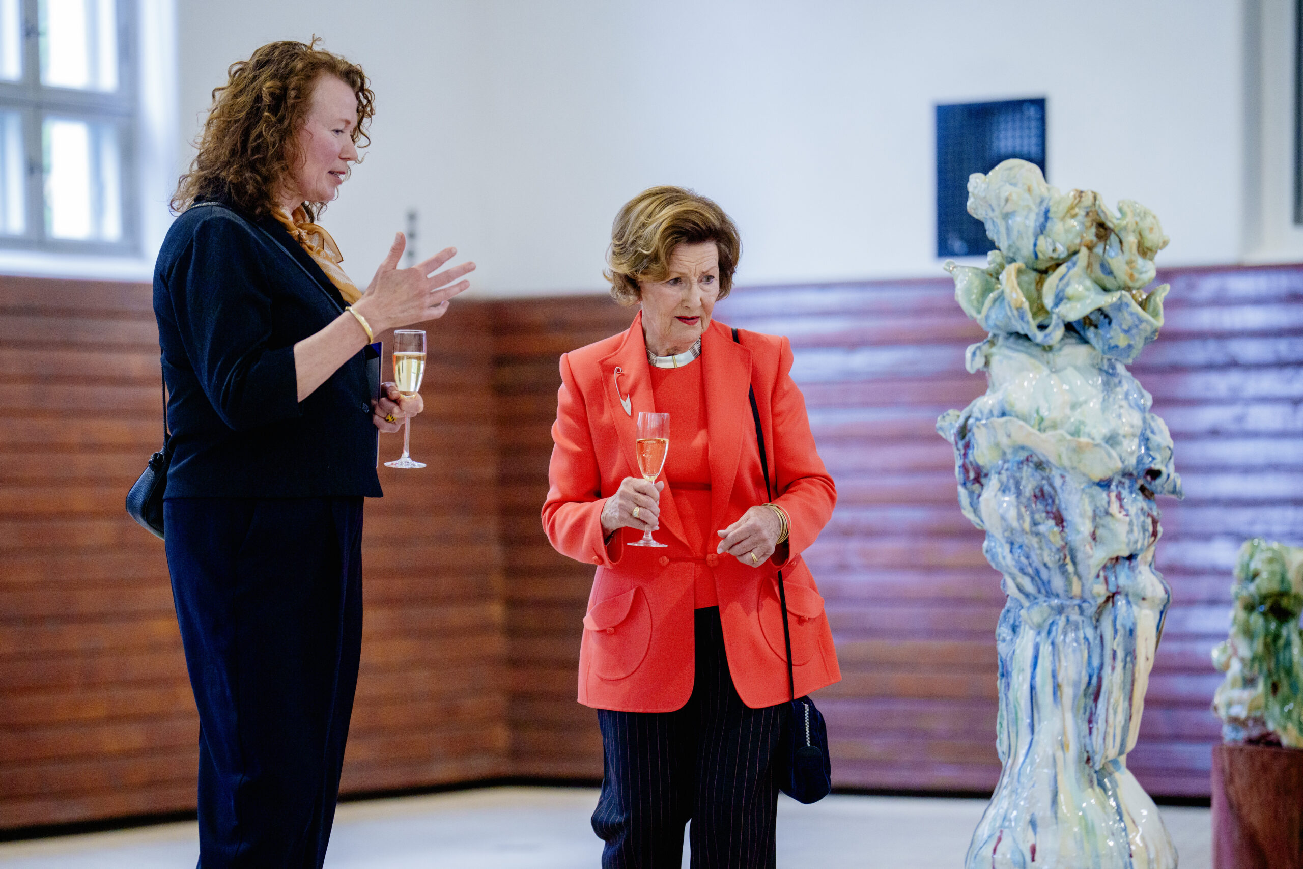 Oslo 20250527. Dronning Sonja sammen med kunstner Irene Nordli på åpningen av andre del av utstillingen «Ved Kongens bord - fra bordstell til samtidskeramikk» i Dronning Sonja Kunststall. (Foto: Stian Lysberg Solum/NTB.)