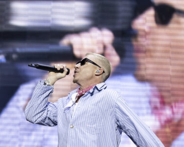 Rapperen Macklemore sier han er fjernet fra Ed Sheerans turné i USA etter å ha uttrykt støtte til palestinerne i Gaza mens han sto på scenen under turneen. (Foto: Anthony Anex/Keystone/AP/NTB.)