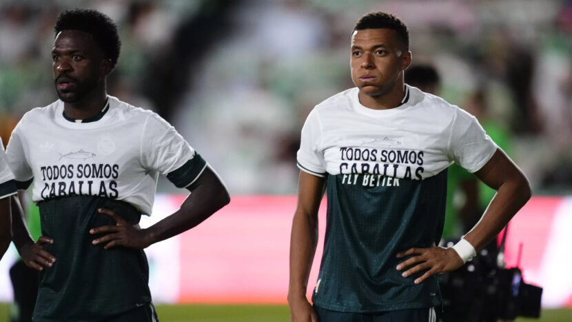 Vincius og Mbappé nektet rullet vekk slagordet og nektet å delta på bilde med t-skjortene. (Foto: Getty.)