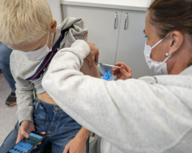 13-åringen Eirik Lyngstad i Oslo får første dose med Pfizer-vaksine. (Foto: Heiko Junge/NTB/NPK.)