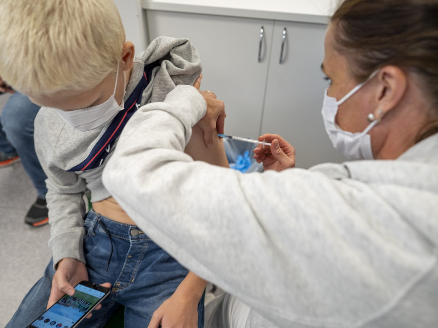 13-åringen Eirik Lyngstad i Oslo får første dose med Pfizer-vaksine. (Foto: Heiko Junge/NTB/NPK.)