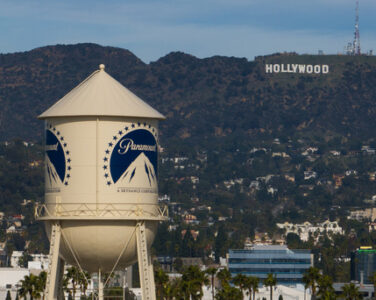 Paramounts oppkjøp av Warner Bros. Discovery er nå offisielt gjennomført. (Foto: Jae C. Hong/AP/NTB.)