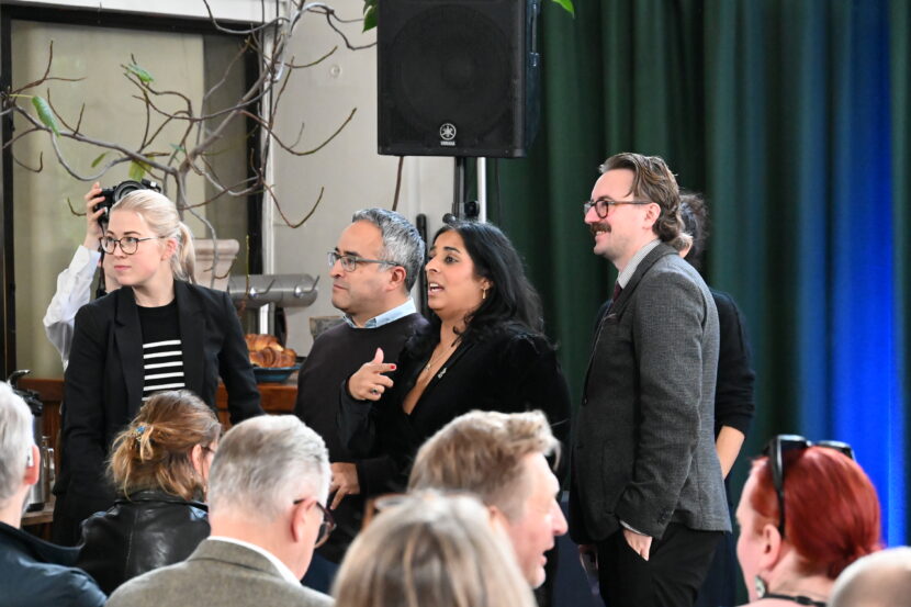 Kulturminister Lubna Jaffery presenterte kulturbudsjettet for 2027. Her med kommunikasjonssjef i Kulturdepartementet, Simon Solholm Stjern. (Foto: Peter-André Hegg.)