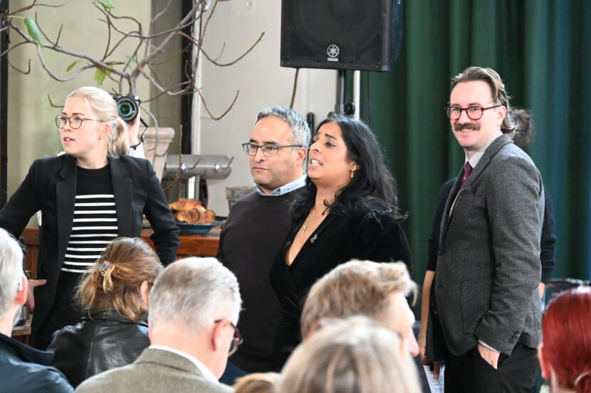 Kulturminister Lubna Jaffery presenterte kulturbudsjettet foe 2027. Her med kommunikasjonssjef i Kulturdepartementet, Simon Solholm Stjern. (Foto: Peter-André Hegg.)