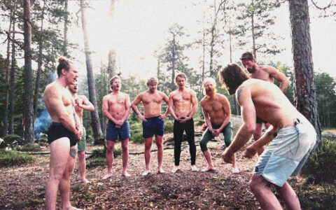 Flere av de selvtitulerte «gutta på skauen» i TV 2-dokumentaren om «profeten i Bærum» har sixpack. (Skjermbilde.)