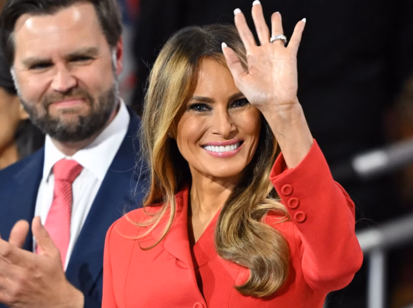 Melania Trump vinker mens visepresident JD Vance applauderer