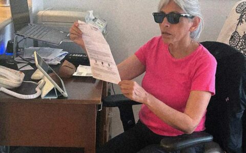 Gina Velasquez using Meta Ray Bans to read her utility bills. (Foto: Ability Magazine.)