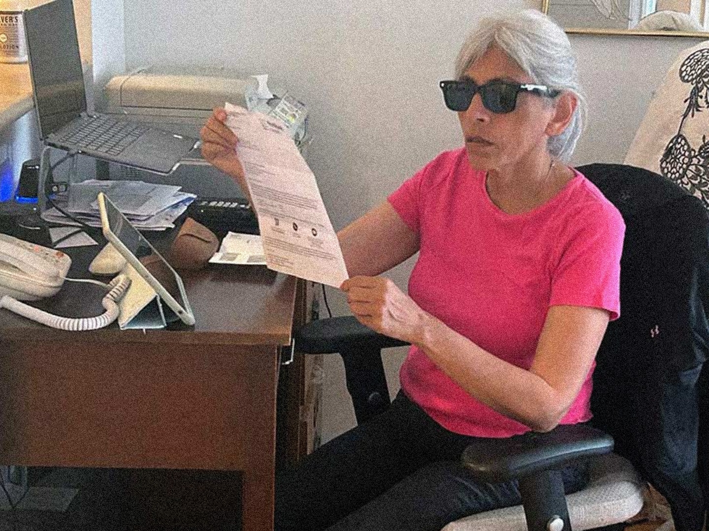 Gina Velasquez using Meta Ray Bans to read her utility bills. (Foto: Ability Magazine.)