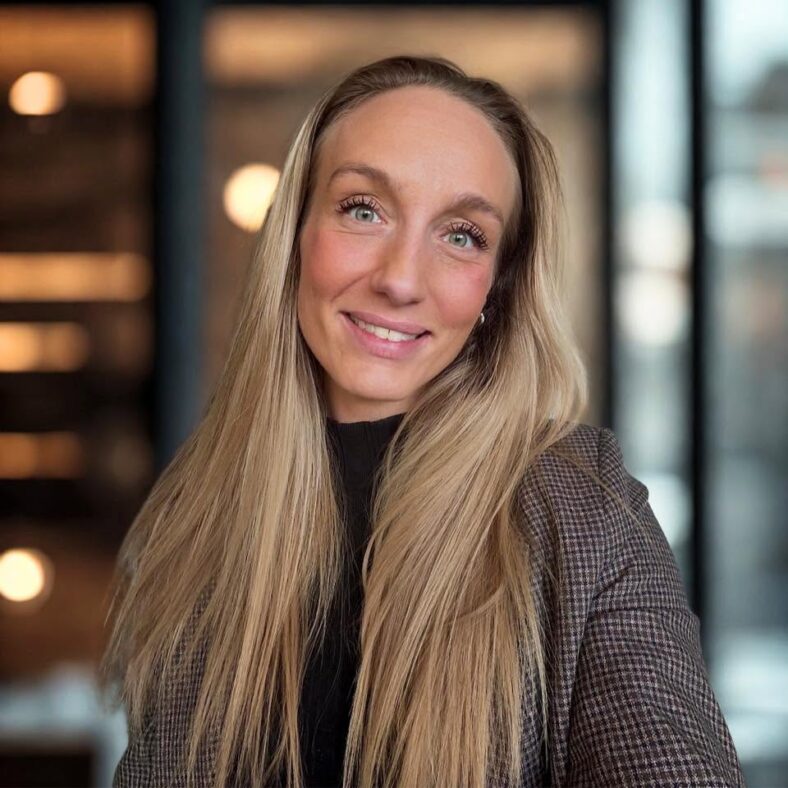 Jannicke Almenning Damer i blått Iselin Guttormsen sexolog Anine Olsen influenser overgrep incest overgrepshistorie brukt mot henne podkast G-punktet