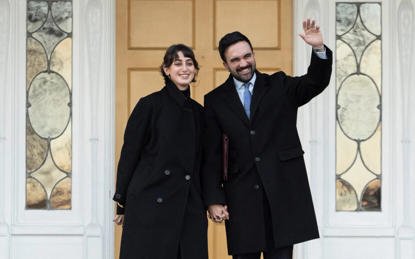 Kunstner og førstedame i New York, Rama Duwaji, med ektemann og ordførerer Zohran Mamdani. (Foto: AP/Yuki Iwamura.)