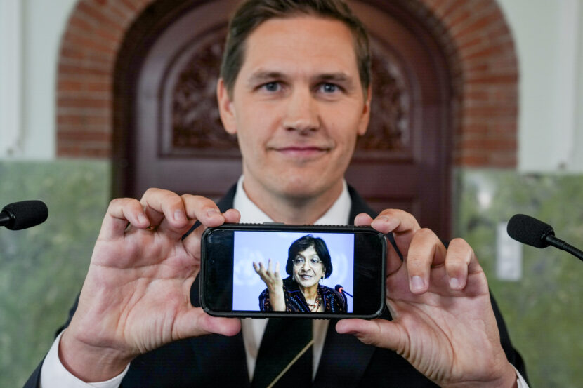 Nobelkomiteens leder, Jørgen Watne Frydnes, med bilde av Navanethem "Navi" Pillay som tildeles Nobels fredspris for 2026 på Nobelinstituttet. (Foto: Ole Berg-Rusten/NTB.)