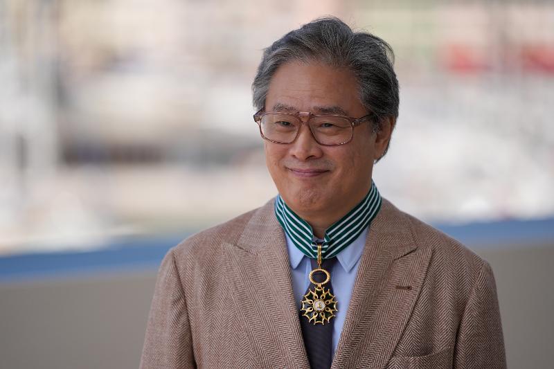 Regissør Park Chan-wook poserer for et bilde den 17. mai, etter å ha mottatt den franske statens høyeste kulturelle utmerkelse – kommandør av Ordenen for kunst og litteratur – ved Palais des Festivals et des Congrès i Cannes i Frankrike, der årets filmfestival i Cannes finner sted.