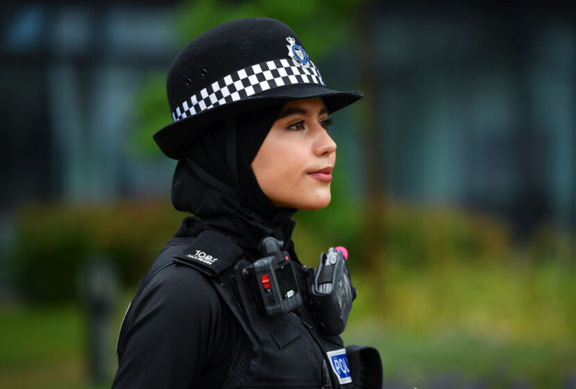 Politiet i England tillater hijab som del av uniformen. (Foto: Alex Hannanm.)