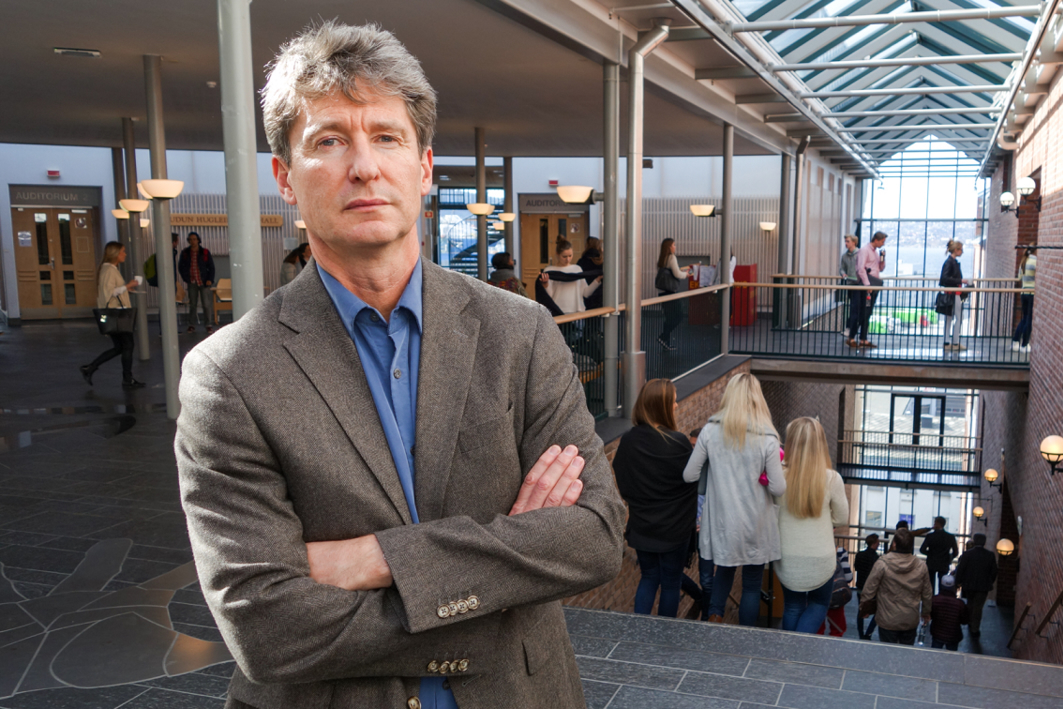 Professor Terje Einarsen ved Universitetet i Bergen leder ICJ Norge, den norske avdelingen av den internasjonale juristorganisasjonen International Commission of Jurists. (Foto: Magnus Halsnes.)