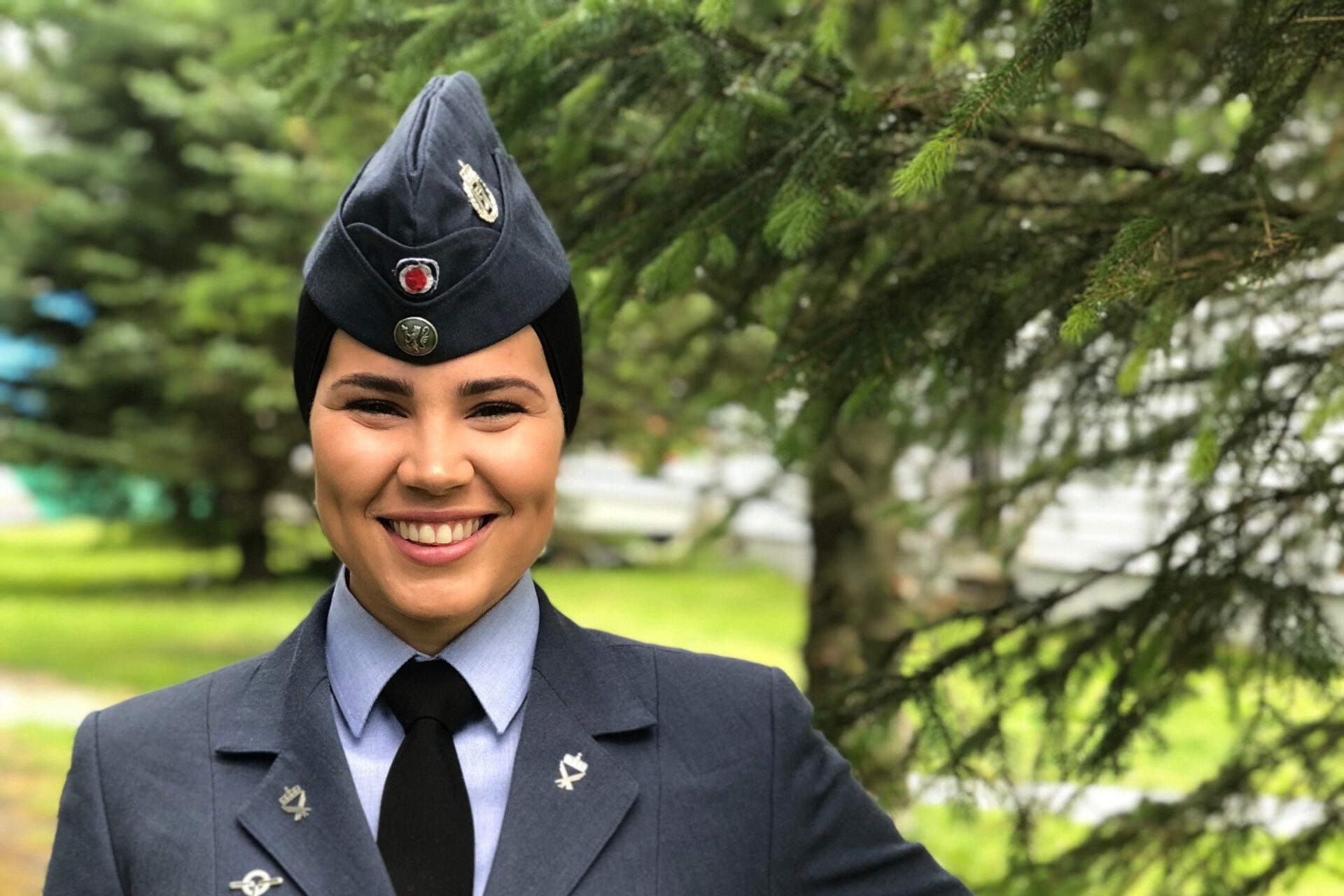«Skam»-stjernen Iman Meskini har tjenestegjort i Forsvaret – med hijab og uniform. Men hun kan ikke jobbe som uniformert politi og samtidig bruke hijab. (Foto: Marius Lauritsen/Forsvaret.)