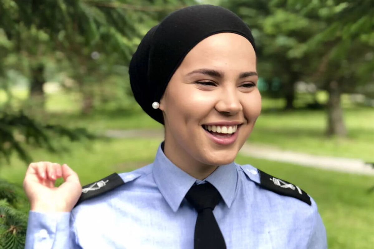 «Skam»-stjernen Iman Meskini med hijab i forsvaret. (Foto: Kristoffer Hettervik, Forsvaret.)