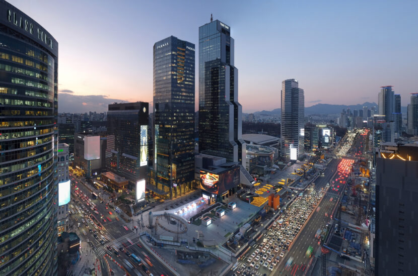 Fra ruinene etter Koreakrigen har Sør-Korea reist seg til å bli et av verdens rikeste og mest moderne land, og en global stormakt innen teknologi, industri og kultur.