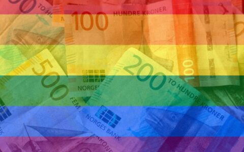 Norske kroner med regnblueflagg. (Foto: Gorm Kallestad/NTB.)