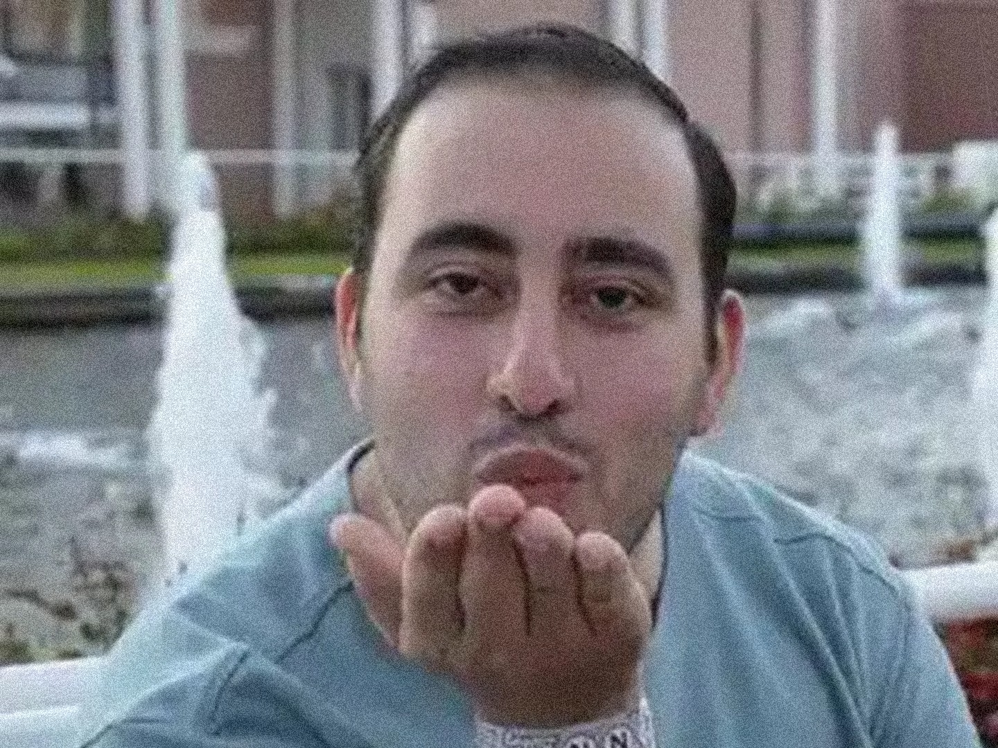 Paulus Abdelshahed (39) kvalte sine to barn, sju og åtte år gamle, i et rekkehus i Södertälje i april 2024. (Foto: Privat.)
