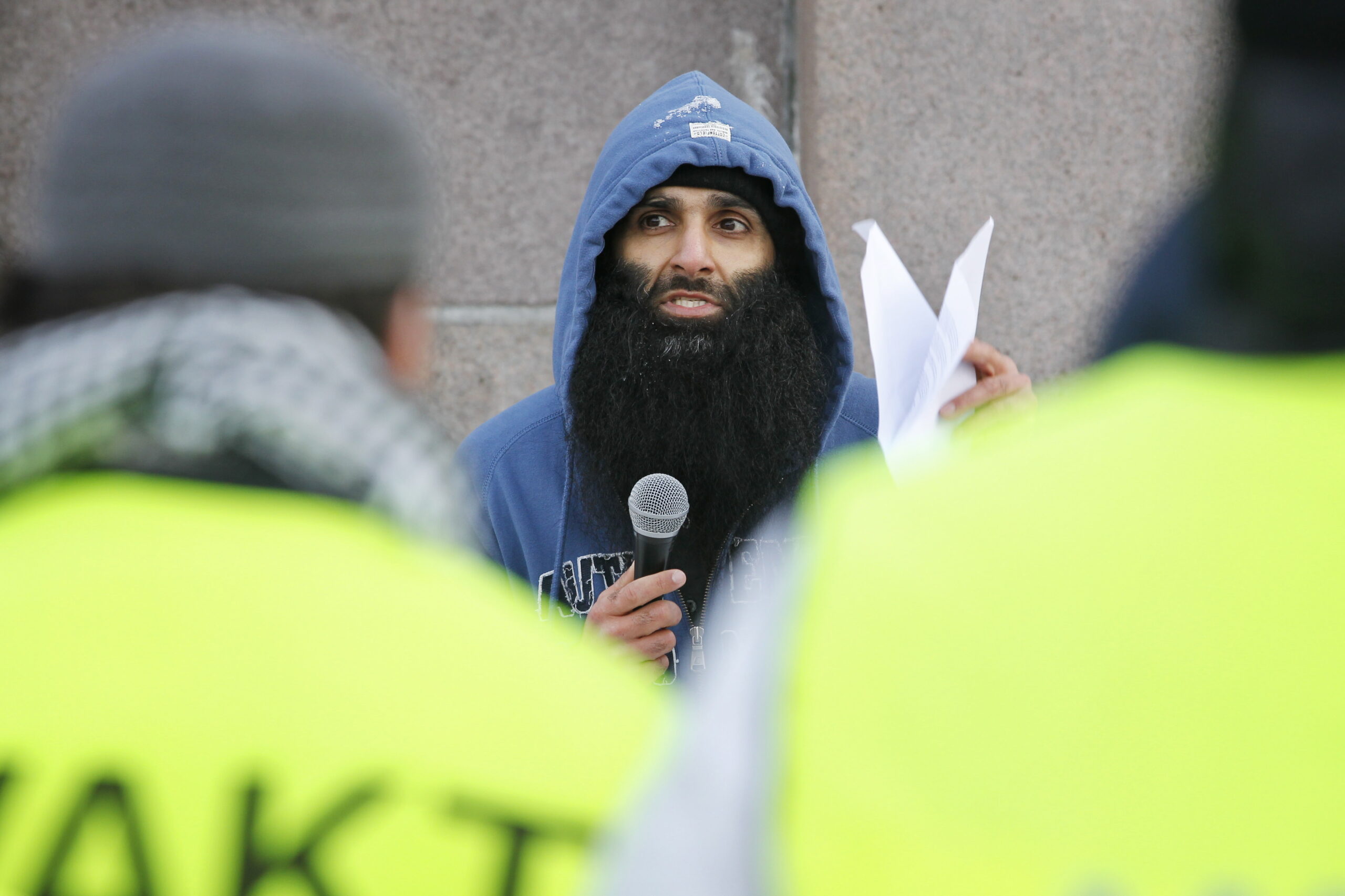 Arfan Bhatti Siktet Og Etterlyst For Medvirkning Til Masseskytingen I ...