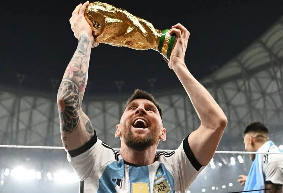 Messi løfter VM-pokalen. (Foto: Instagram/Messi.)