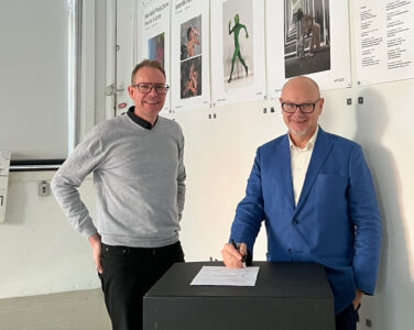 Administrasjonsleder Roger Karlsen og teatersjef for black Box, Jørgen kundsen, signerer ny leieavtale. (Foto: Anna Penkova.)