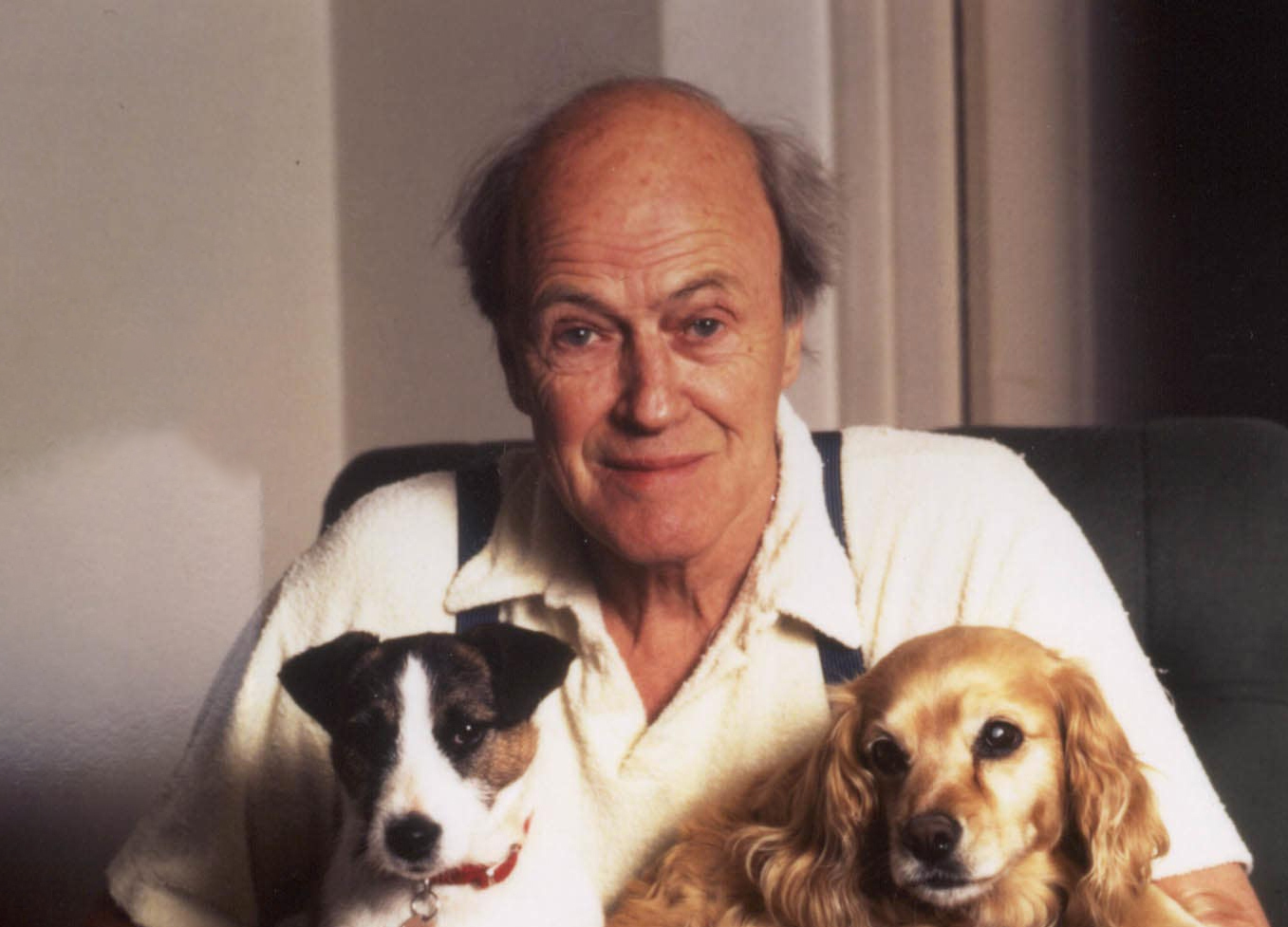 Den norsk-britiske forfatteren Roald Dahl med to hunder. (Foto: PA.)
