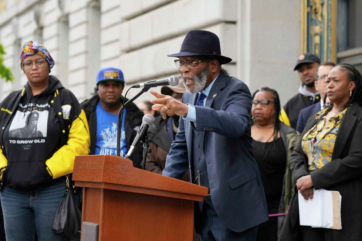 Dr. Amos Brown snakker på en demonstrasjon for erstatninger til svarte utenfor rådhuset i San Francisco, 14. mars 2023. (Foto- AP:Jeff Chiu.)