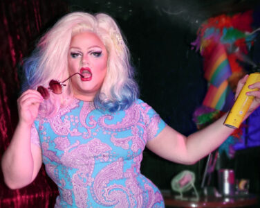 Bertina Glam Croft opptrådte med drag-bingo under Sarpsborg Pride. (Foto: presse.)