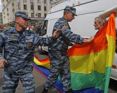 Russiske politifolk arresterer en homofil rettighetsaktivist med flagget sitt under et forsøk på å holde en pride-parade i Moskva tilbake i 2012. (Foto: NTB/ AP Photo, File).