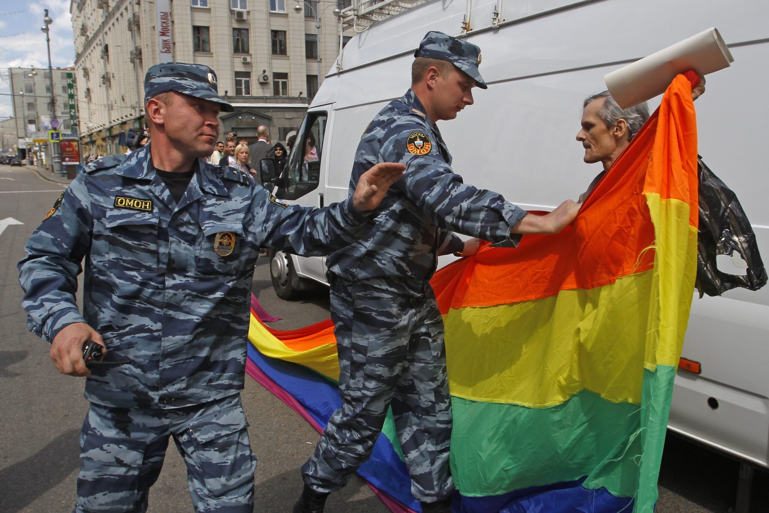 Russiske politifolk arresterer en homofil rettighetsaktivist med flagget sitt under et forsøk på å holde en pride-parade i Moskva tilbake i 2012. (Foto: NTB/ AP Photo, File).