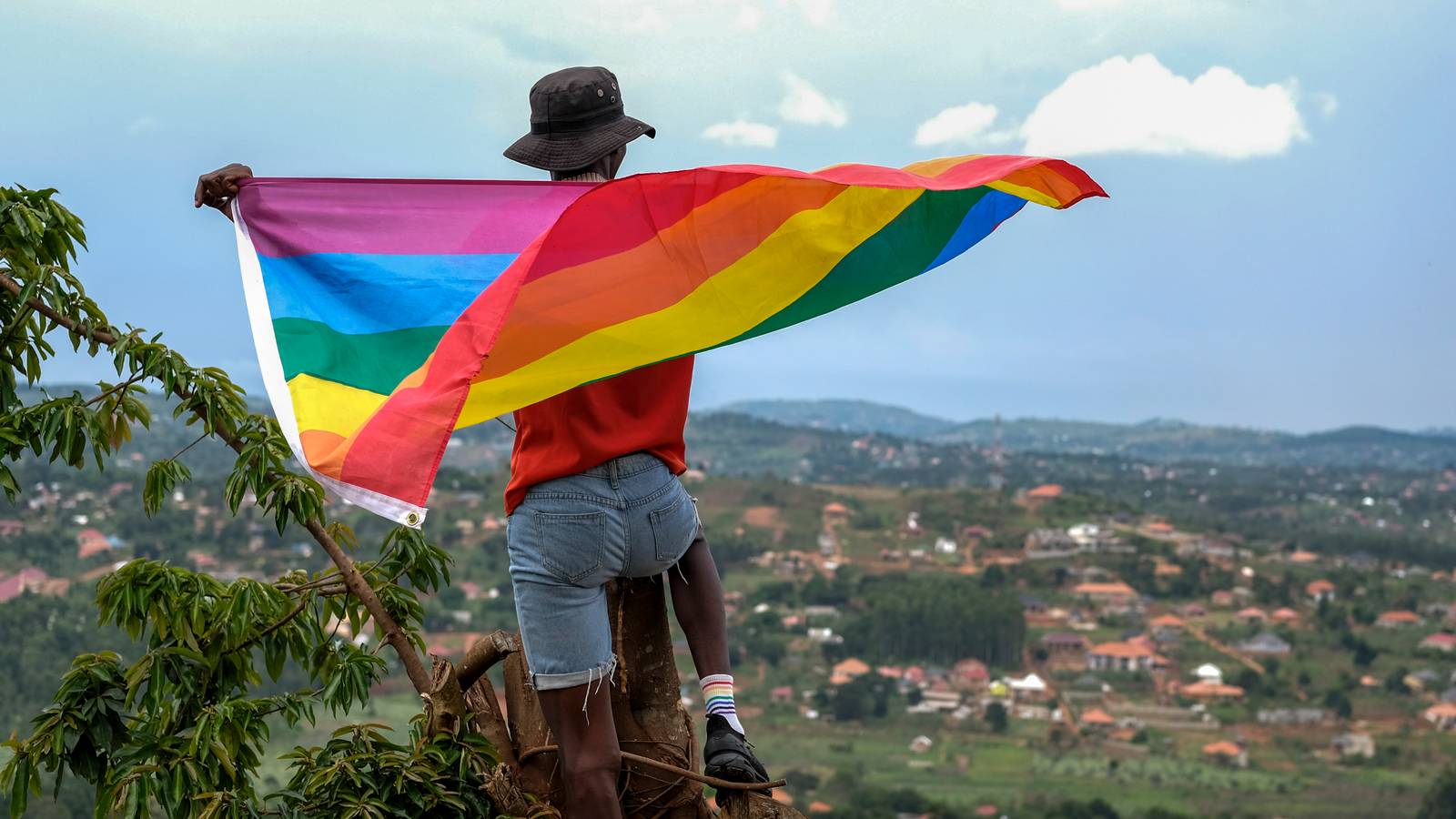 Etter Ugandas nye lov kan homofili straffes med livstid eller dødsstraff. Det kan inkludere å vifte med et Pride-flagg. (Foto: AP.)