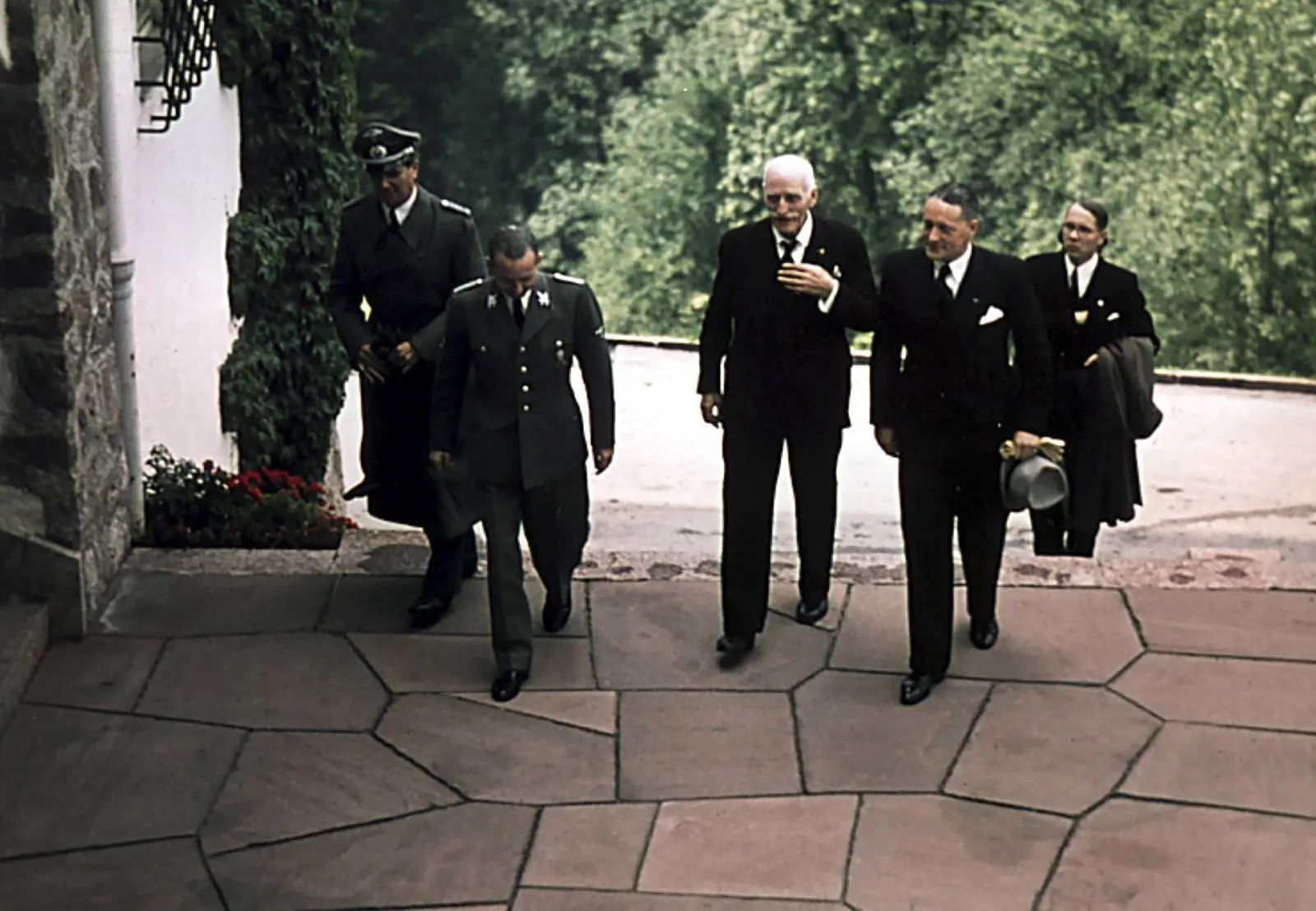 Hamsun ankommer Hitlers residens Berghof 22. juni 1943. Det er det eneste fargebildet som er bevart av Hamsun. (Foto: Ullstein Bild/Walter Frentz.)