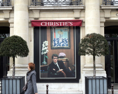 Utenfor Christie´s hovedkvarter i Paris tilbake i 2009. (Foto: AP Photo/Remy de la Mauviniere).