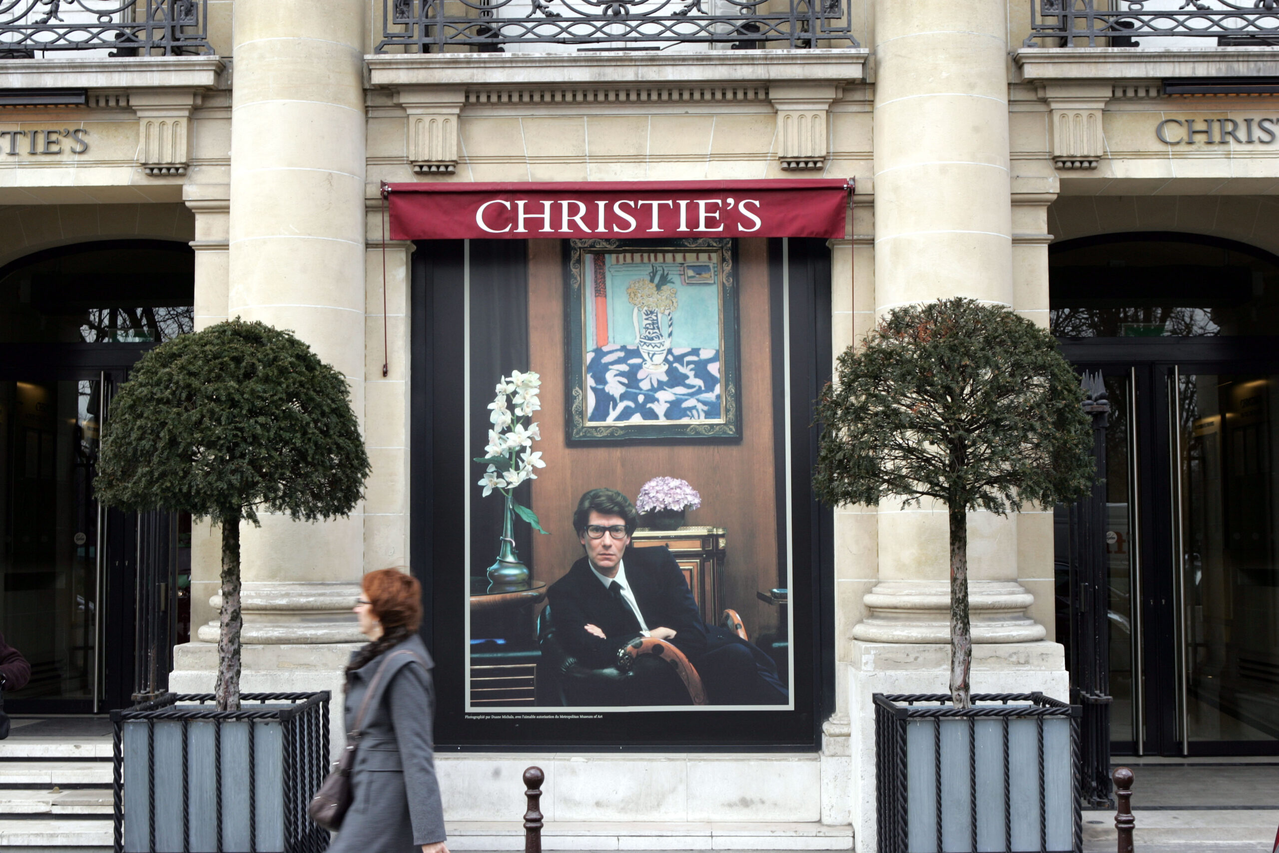 Utenfor Christie´s hovedkvarter i Paris tilbake i 2009. (Foto: AP Photo/Remy de la Mauviniere).