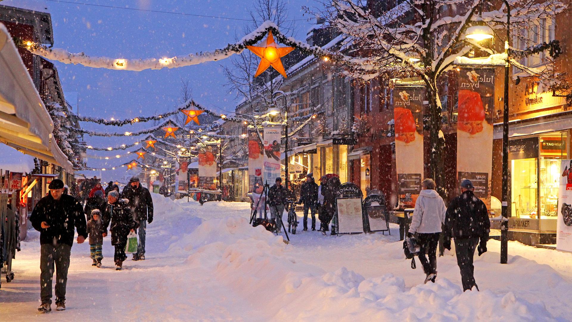 Lillehammers gågate blir julegate de siste ukene før jul, med åpne butikker selv på søndager. Men ikke på julaften. (Foto: Visit Lillehammer.)