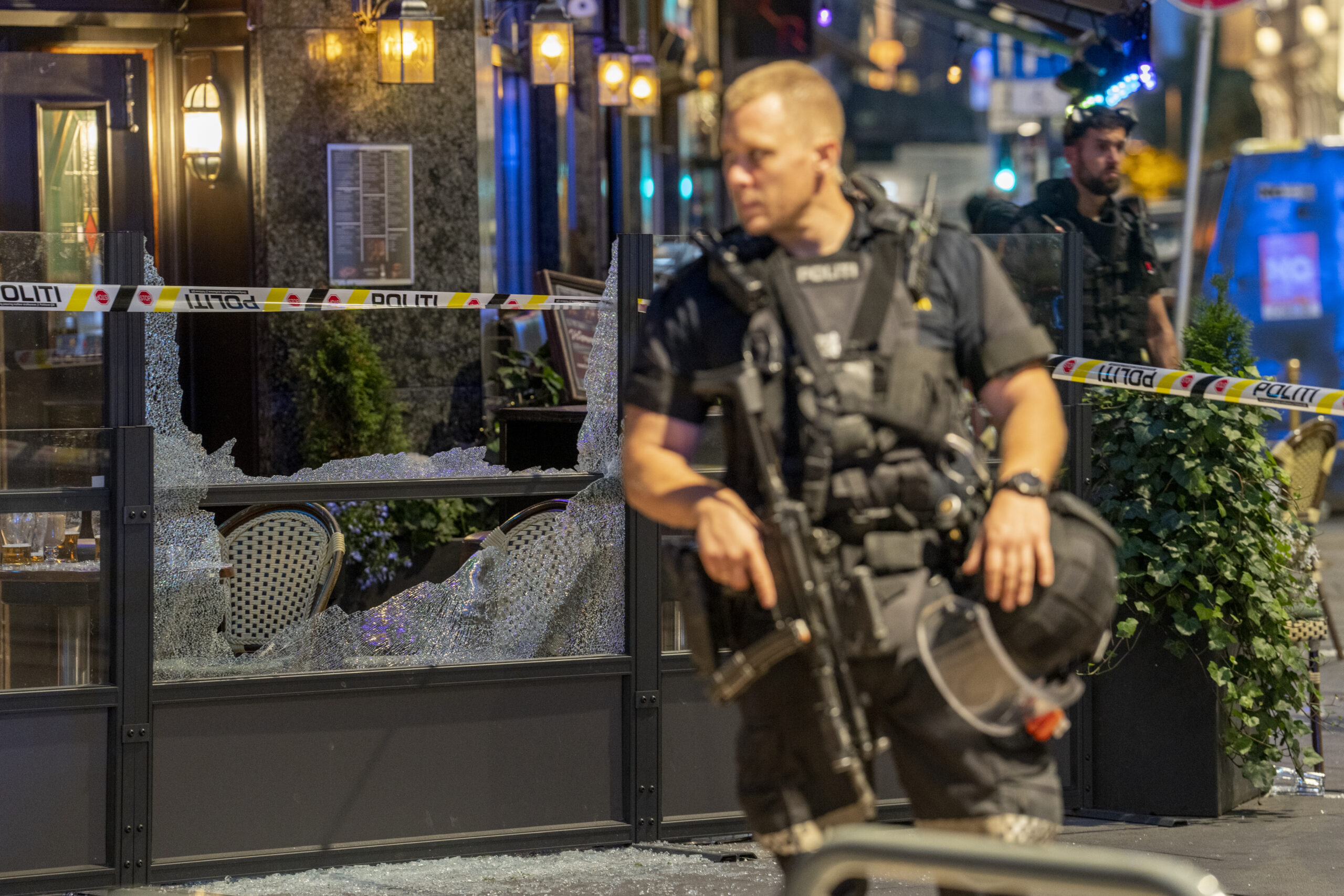 Oslo 20220625. Det er avfyrt flere skudd i 1.15-tiden natt til lørdag på utsiden av London pub i sentrum av Oslo. Flere er skadd, opplyser politiet. Foto: Javad Parsa / NTB zaniar matapour, arfan bhatti