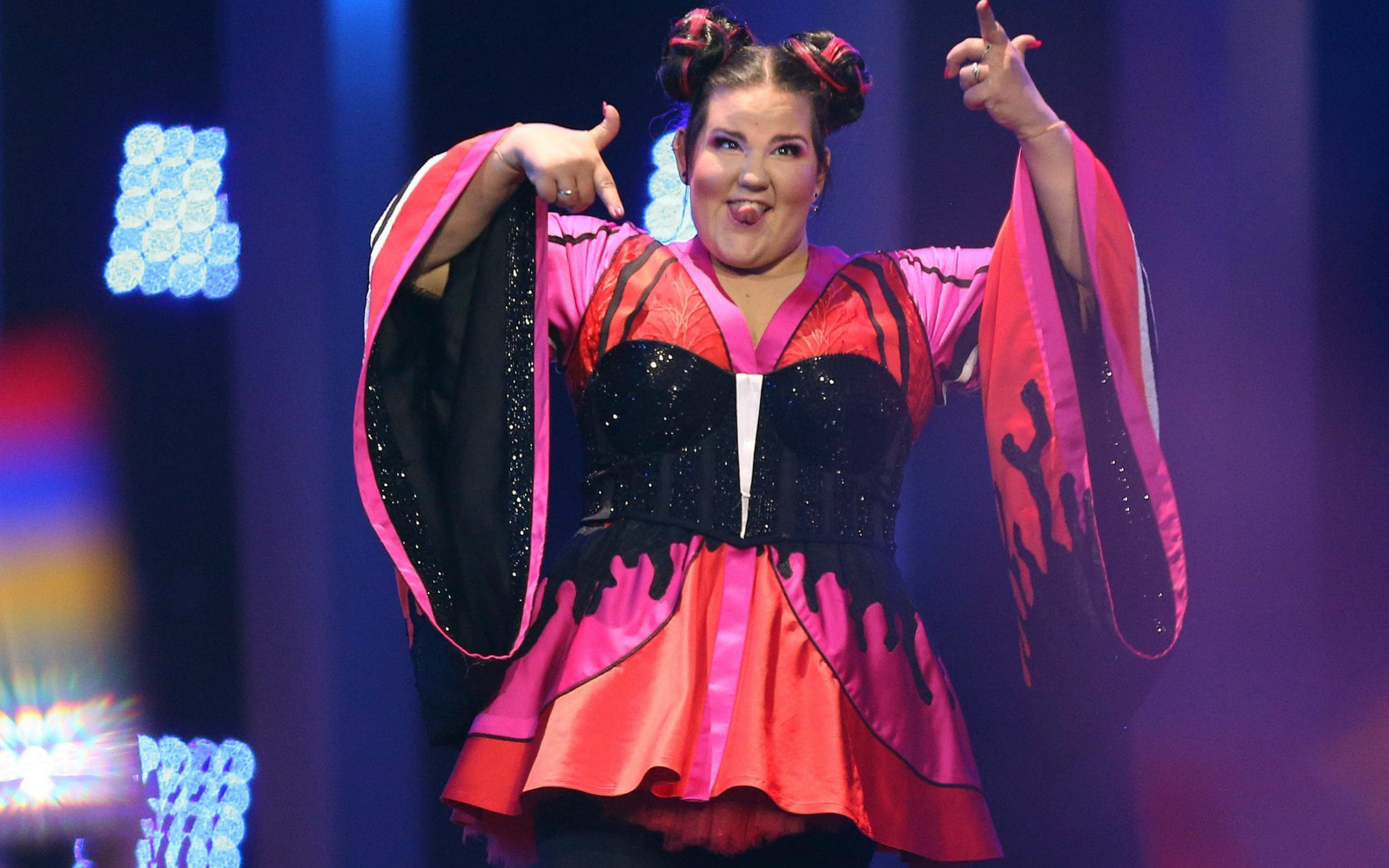 Israelske Netta vant Eurovision i 2018 med låten «Toy». Etter krigen på Gaza er det flere som mener at Israel bør utestenges fra konkurransen i 2024. (Foto: AP.)