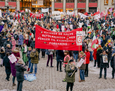 Oslo 20230308. Markeringen av den internasjonale kvinnedagen 8. mars på Youngstorget i Oslo. Parolen «Kvinner er halve befolkningen. Mer penger til kvinnehelseforskning». (Foto: Stian Lysberg Solum/NTB.)