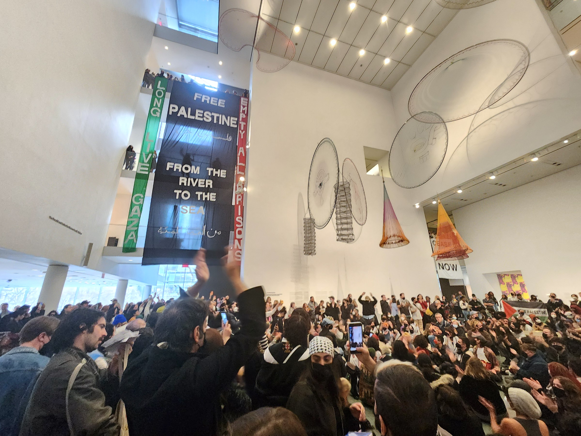 Aktivister overtok Moma-museet i New York, med bannere og anklager mot styremedlemmene. (Skjermbilde: Instagram.)
